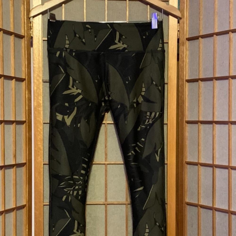 Marika Sport Capri Leggings pants camo size S 4-6